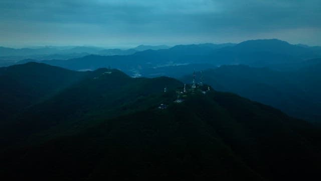 통신탑이 있는 광활한 산맥