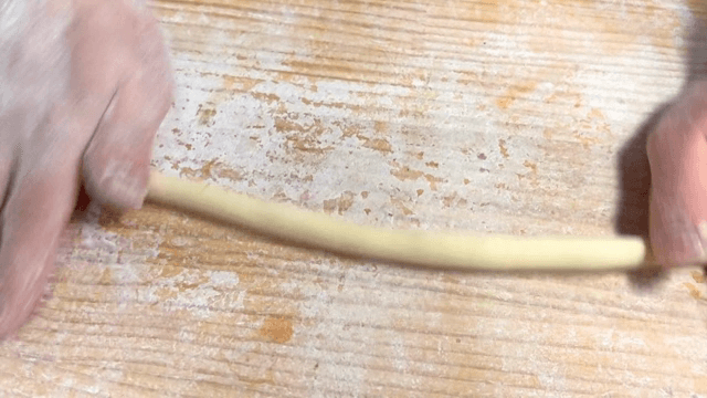 밀가루를 뿌린 표면에서 반죽을 만드는 손