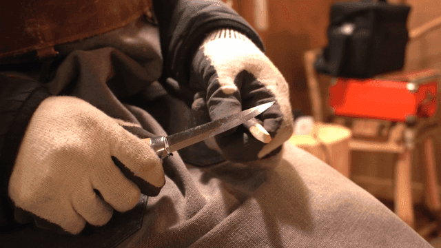 칼로 나무를 조각하는 공예가