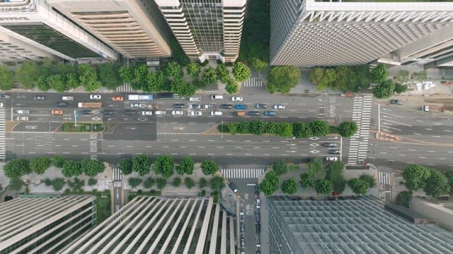 하늘에서 바라본 도시의 빌딩과 교통 경관