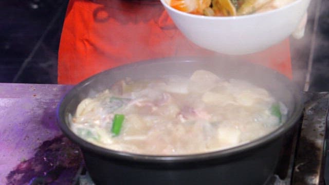 끓고 있는 닭칼국수에 넣는 물김치