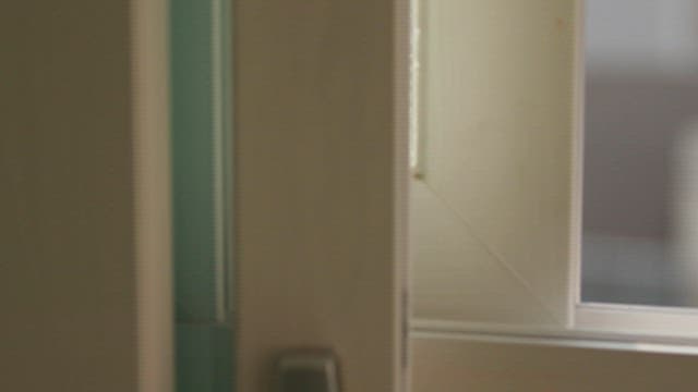 창문을 통해 내다 본 길거리의 모습