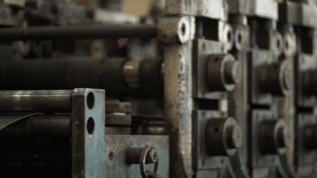 공장에서 가공 중인 금속 시트