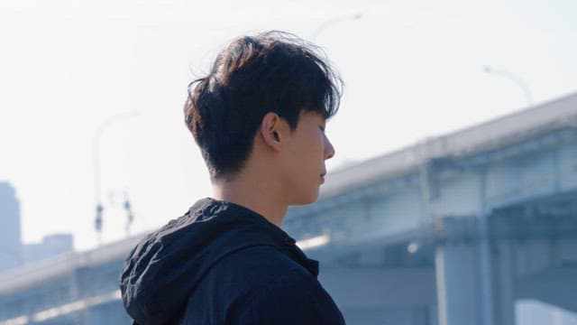 야외에서 스마트워치를 확인하는 남성