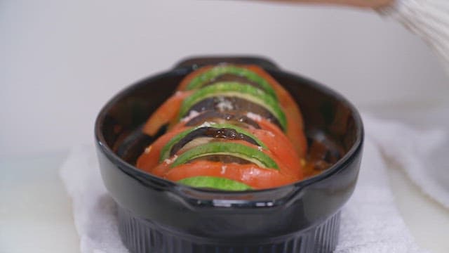 애호박과 토마토가 들어간 신선한 라따뚜이 두 접시