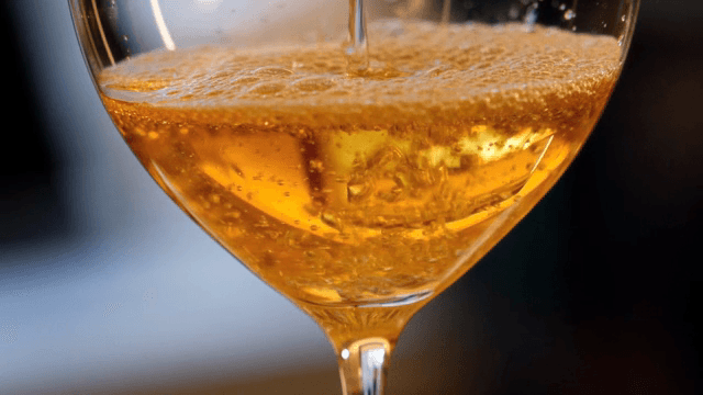 와인잔에 화이트 와인을 따르는 장면