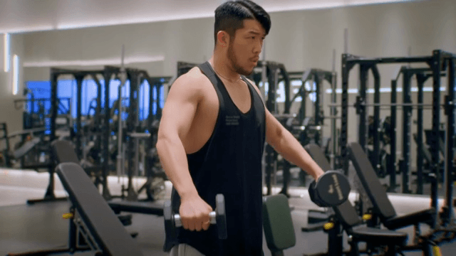 헬스장에서 덤벨을 드는 남성