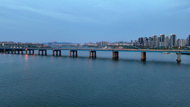 강 위에 다리가 있는 도시 스카이라인