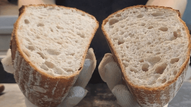 빵 칼로 갈라지는 뜨거운 갓 구운 빵