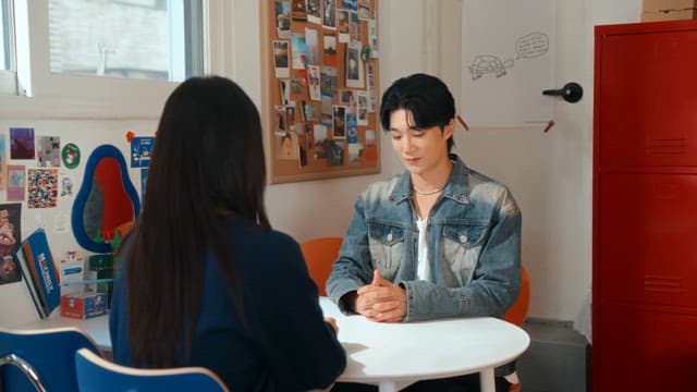 종업원을 부르는 남성