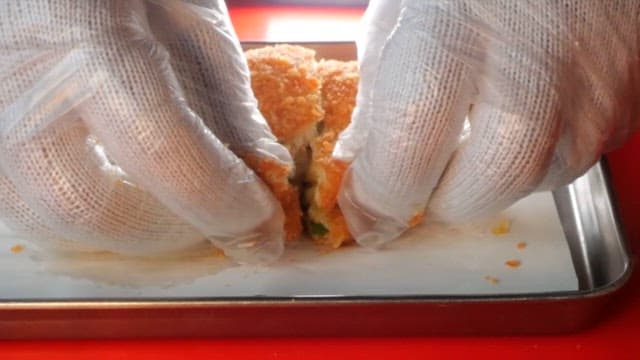 속 재료를 보여주는 다양한 고로케