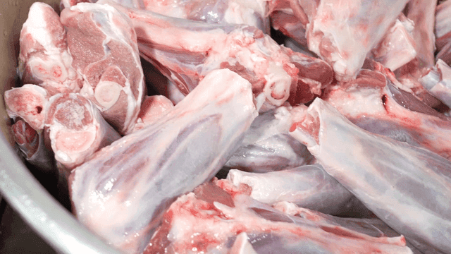 냄비에 가득 담긴 양고기 조각