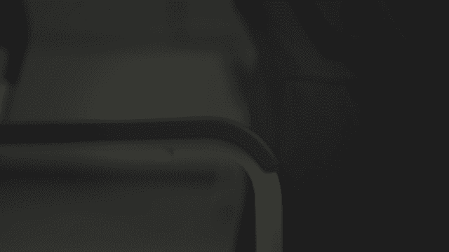 주먹을 쥐고 의자에서 일어나는 사람