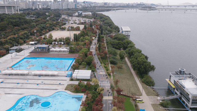 자전거 도로와 수영장이 있는 강변 공원