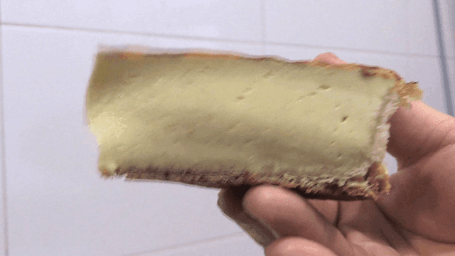 손에 들린 치즈케이크 조각