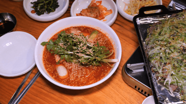 Briquette-grilled green onion bulgogi and spicy bibim guksu