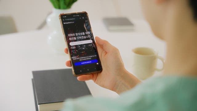 휴대폰으로 다양한 콘텐츠를 탐색하는 사람