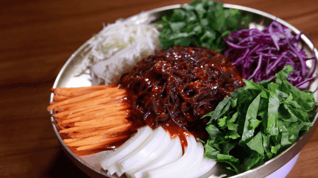 Bowl of tray buckwheat noodles with vegetables