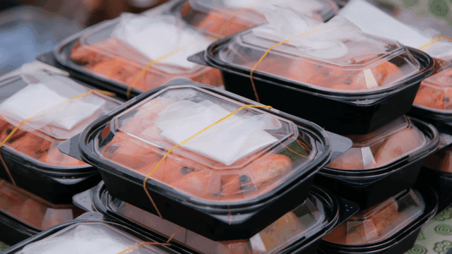 신선한 새우가 담긴 용기들