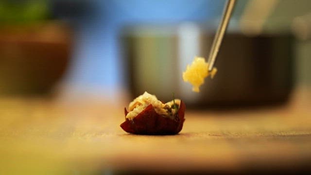 주방에서 정성스럽게 장식되는 섬세한 디저트