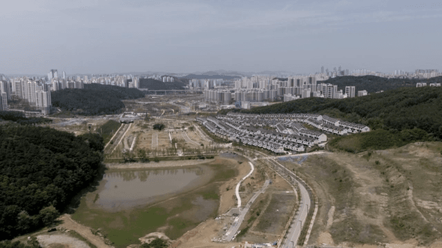 언덕으로 둘러싸인 광활한 도시 풍경