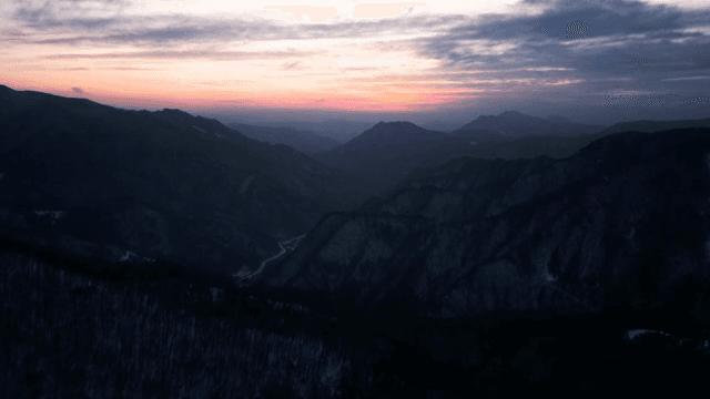 산맥과 노을이 지는 하늘