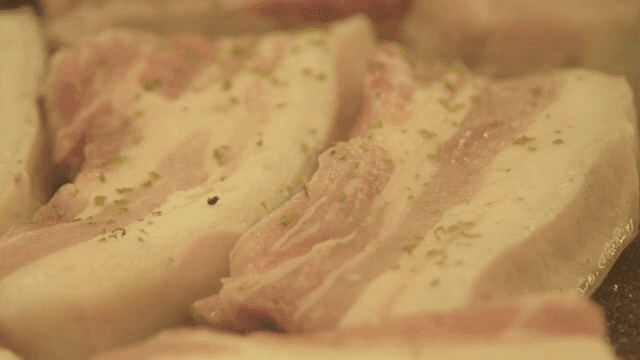 그릴 위에 양념된 삼겹살 조각