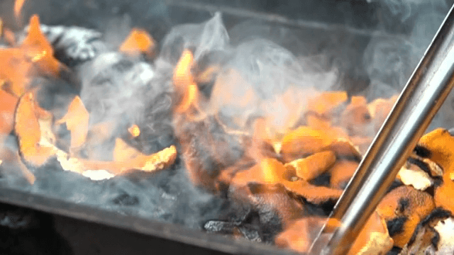 불 위에서 구워지는 오렌지 껍질