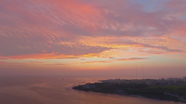 일몰의 고요한 해안 마을