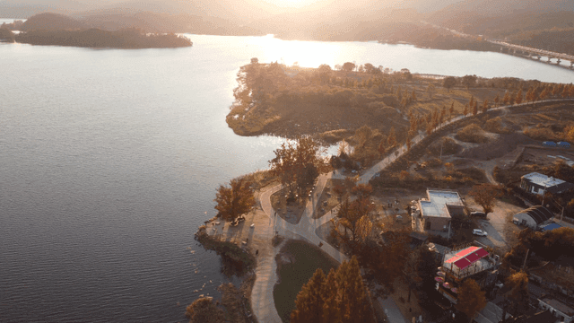 일몰에 고요한 호숫가 공원.