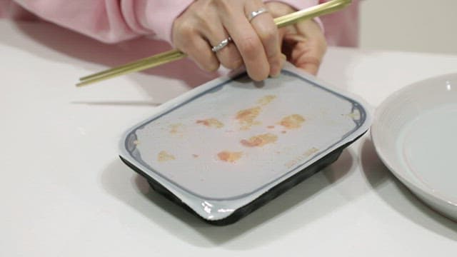 닭발이 들어있는 즉석식품 포장 열기