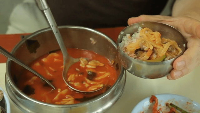 Spicy noodles and hand-pulled dough soup mixed with rice