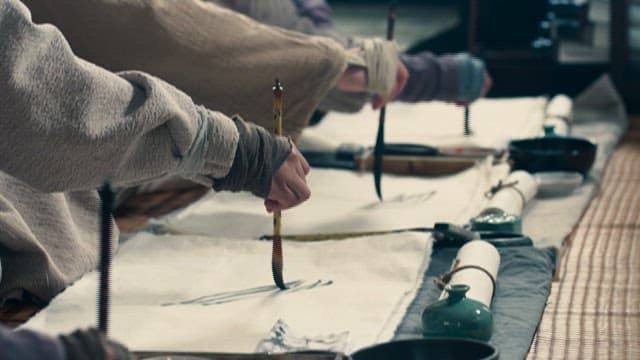 붓으로 화선지에 그림을 그리는 사람들