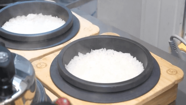 Steaming rice in a traditional pot