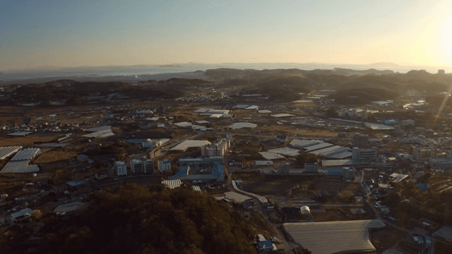 농장과 언덕이 있는 시골 풍경