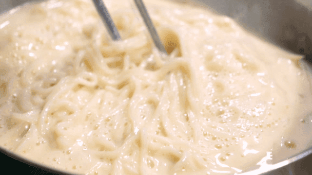 콩국수를 젓는 젓가락