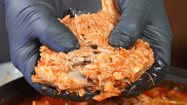 집게와 까만 장갑으로 찢어먹는 감자탕