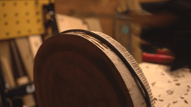 작업장에서 나무 조각