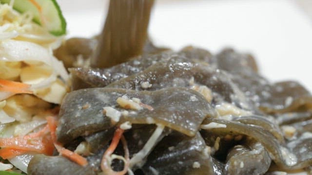 접시에 플레이팅되는 먹음직스러운 한국식 묵