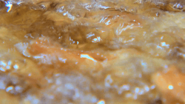 뜨거운 기름에 튀겨지는 만두 튀김들