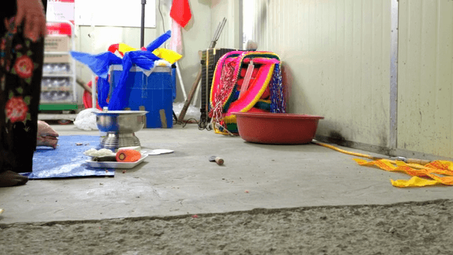 칼을 던저 무속 의식을 진행하는 사람