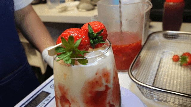 신선한 딸기 꼬치가 올려진 딸기 라떼