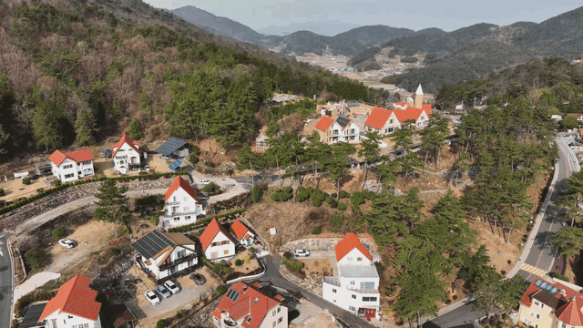 산속에 자리한 아름다운 마을
