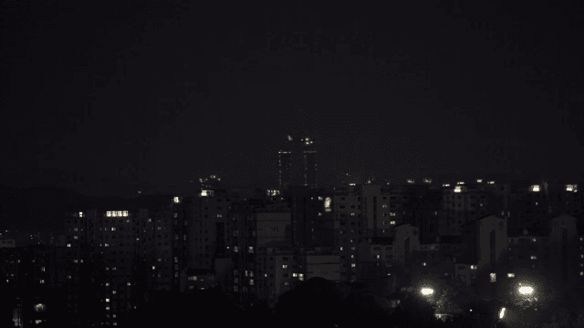 도시 건물과 스카이라인의 야경