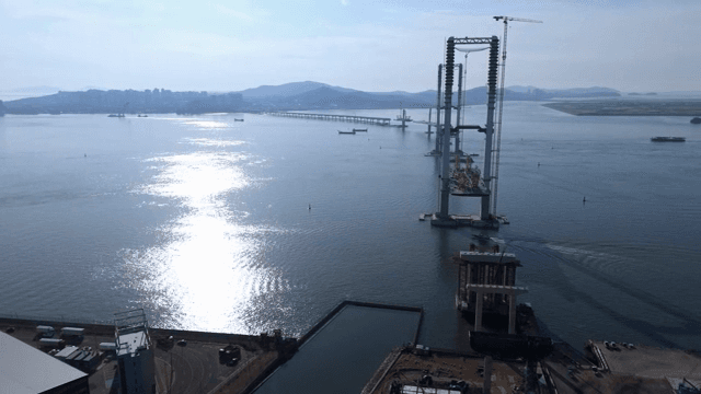 넓은 바다 위의 다리 건설