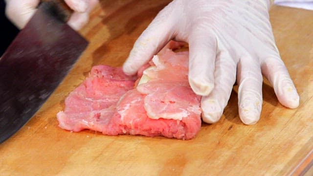 생고기를 정교하게 손질하는 모습