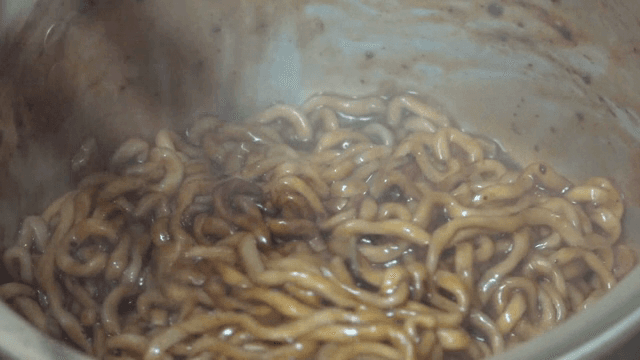 젓가락으로 섞는 짜장 라면