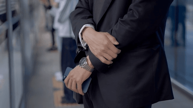 붐비는 지하철 역에서 지하철을 기다리는 직장인 남성