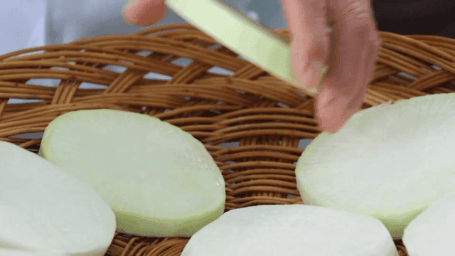 소쿠리에 올려놓는 무 슬라이스