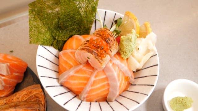 신선한 재료로 요리된 먹음직스러운 연어덮밥